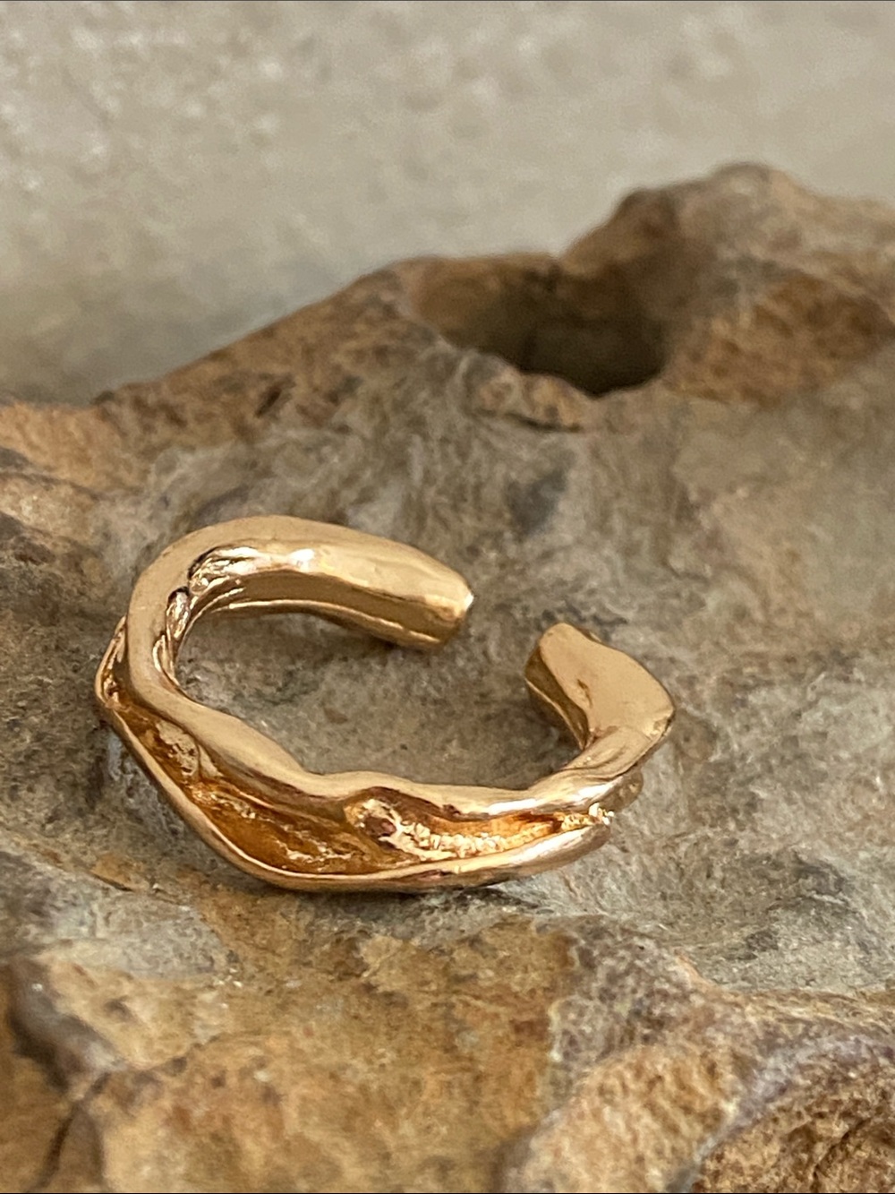 5/$10❤️❤️❤️NEW Gold Tone Zinc Alloy Modernist Ring